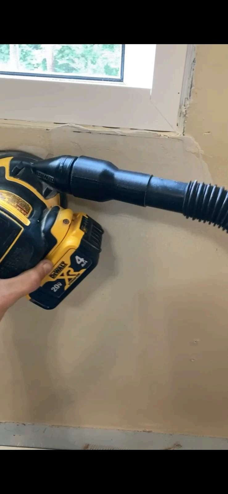 Vacuum adapter connecting a vacuum hose to a cordless sander